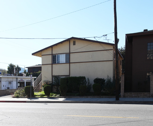 921 S Lake St in Burbank, CA - Building Photo - Building Photo