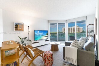 21055 Yacht Club Dr, Unit 605 in Aventura, FL - Building Photo - Building Photo