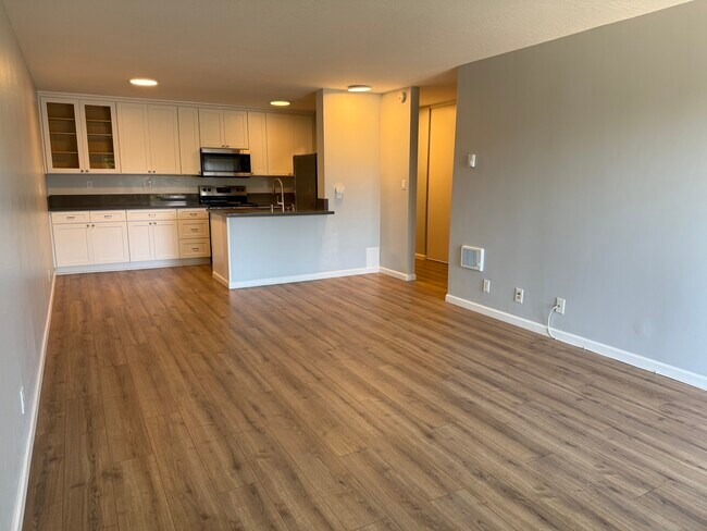 960 Shorepoint Ct, Unit 300 in Alameda, CA - Building Photo - Building Photo