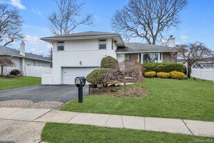 16 Middle Ln in Jericho, NY - Building Photo