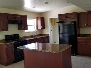 158 SE Lucero Dr in Port St. Lucie, FL - Foto de edificio - Building Photo