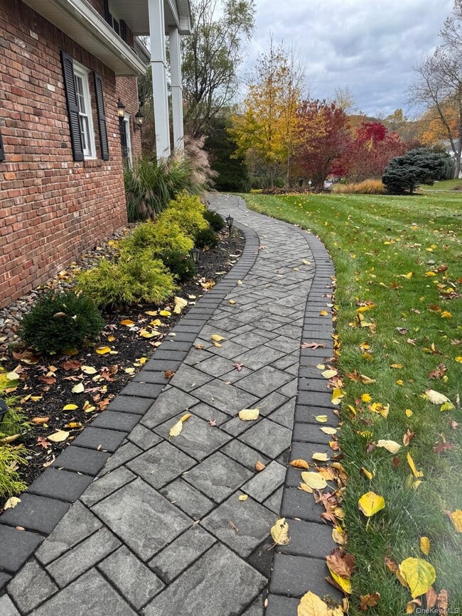 24 Beaumont Dr in New City, NY - Building Photo - Building Photo