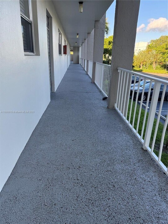 8595 Sunrise Lakes Blvd in Sunrise, FL - Building Photo