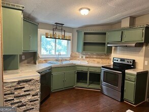 7138 Rockland Rd in Stonecrest, GA - Foto de edificio - Building Photo