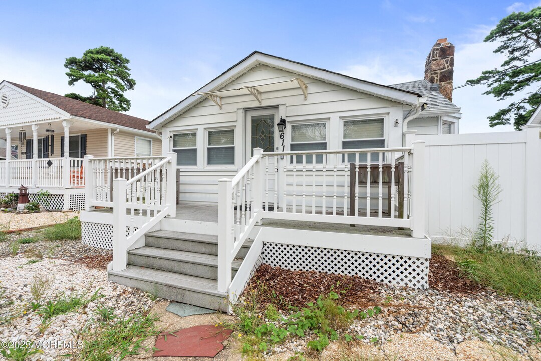 611 Parkside Ave in Toms River, NJ - Building Photo