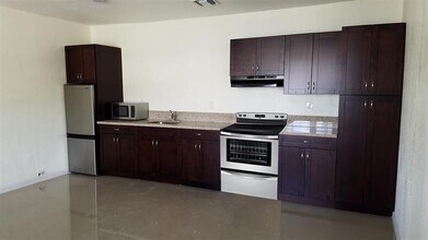 703 NW 6th St in Hallandale Beach, FL - Building Photo - Building Photo