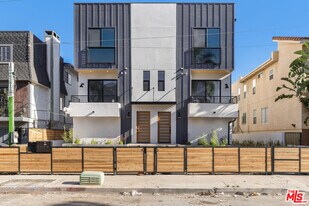 15328 Weddington St in Los Angeles, CA - Building Photo