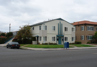 Crown Apartments in San Diego, CA - Building Photo - Building Photo