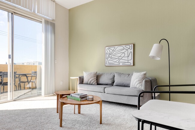 1561 S Barrington Ave