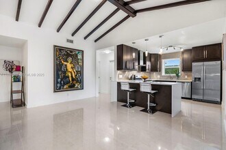 2830 NE 56th Ct in Fort Lauderdale, FL - Foto de edificio - Building Photo