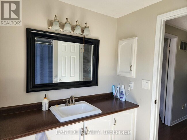 82 Hooper Square in Bowmanville, ON - Building Photo - Building Photo