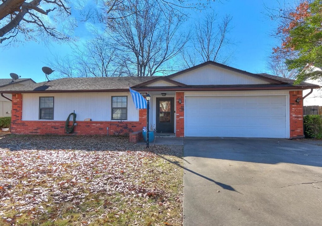 209 W Canton St in Broken Arrow, OK - Building Photo