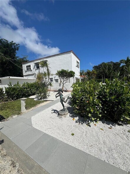 1105 NE 119th St in Biscayne Park, FL - Foto de edificio - Building Photo