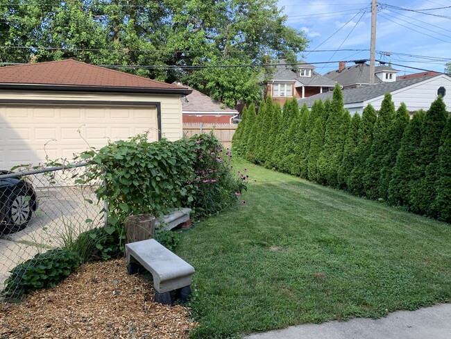 932 Beaconsfield Ave, Unit 1 in Grosse Pointe Park, MI - Building Photo - Building Photo