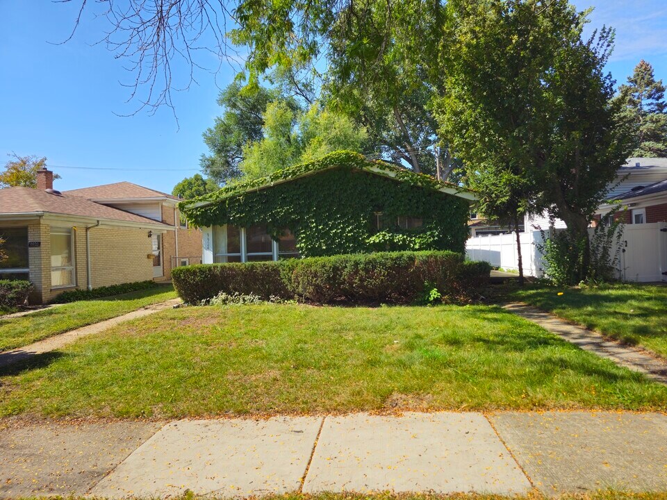 9924 Crawford Ave in Skokie, IL - Building Photo