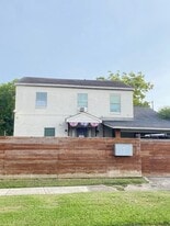4630 Woodside St in Houston, TX - Building Photo