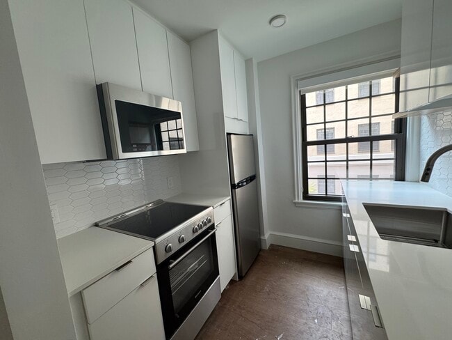 1 Arrow St, Unit #105 in Cambridge, MA - Building Photo - Building Photo