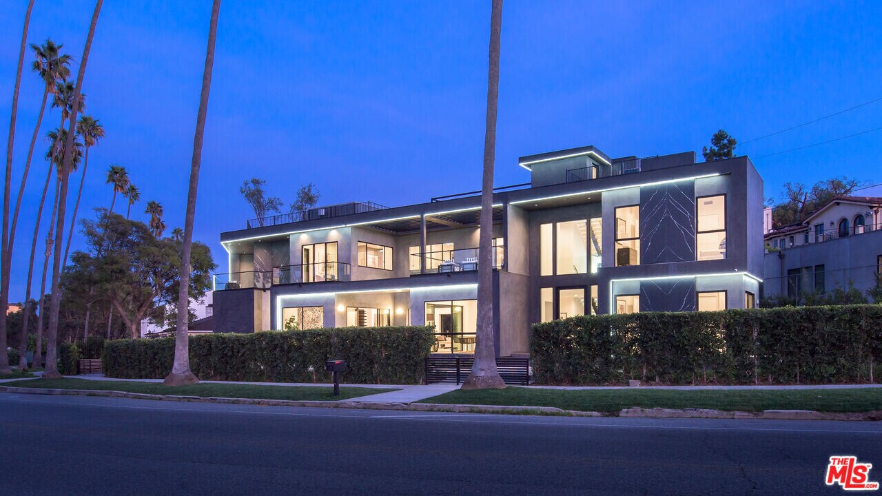 12720 Montana Ave in Los Angeles, CA - Building Photo