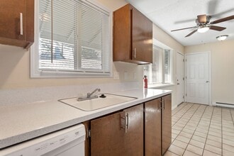 Queens Commons in Portland, OR - Foto de edificio - Building Photo