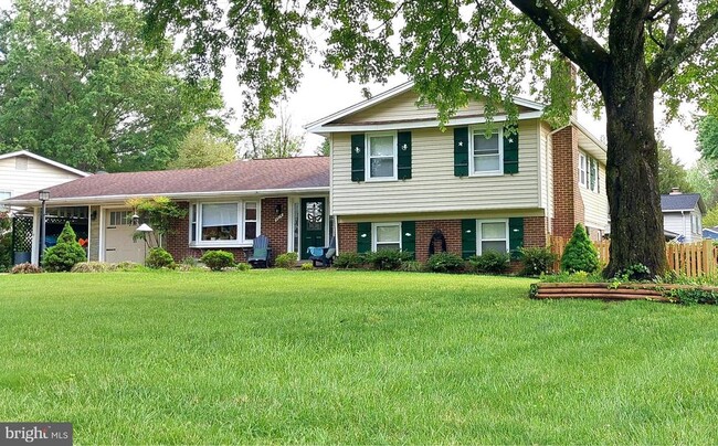 property at 4814 King Richard Dr