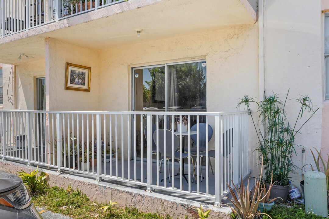 16465 NE 22nd Ave in North Miami Beach, FL - Building Photo