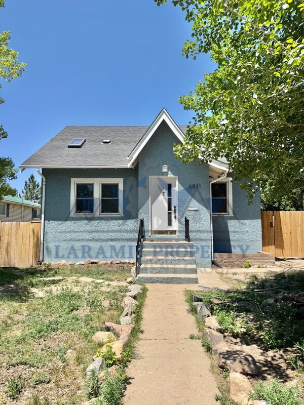 property at 1011 E Gibbon St