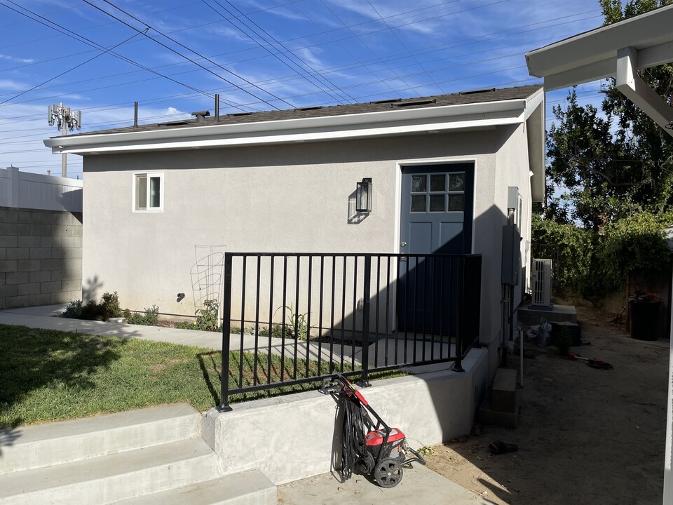 9428 Crebs Ave in Northridge, CA - Building Photo