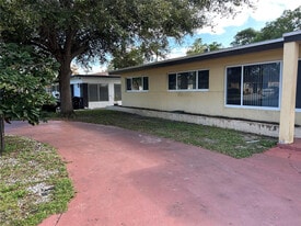 701 W Evanston Cir in Fort Lauderdale, FL - Building Photo