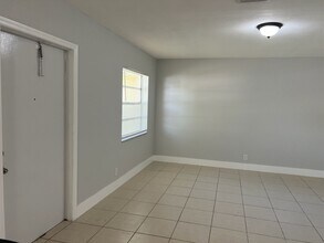 3071 NW 43rd St in Lauderdale Lakes, FL - Foto de edificio - Building Photo