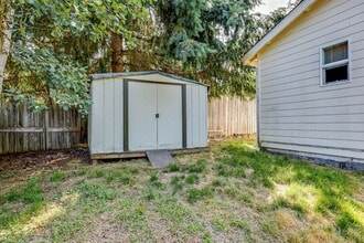 1373 NE Gilmax Ln in Poulsbo, WA - Foto de edificio - Building Photo