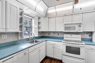 5900 NW 44th St in Lauderhill, FL - Foto de edificio - Building Photo