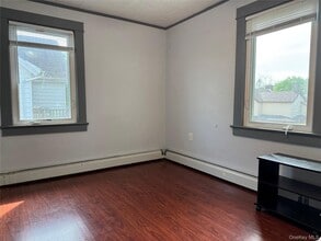 39 Crescent Pl in Middletown, NY - Building Photo - Building Photo