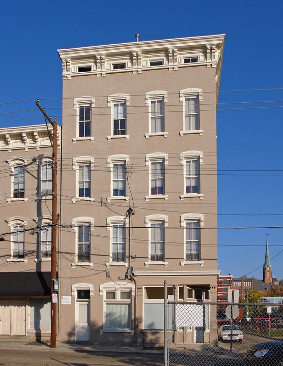 216 E Thirteenth St in Cincinnati, OH - Building Photo