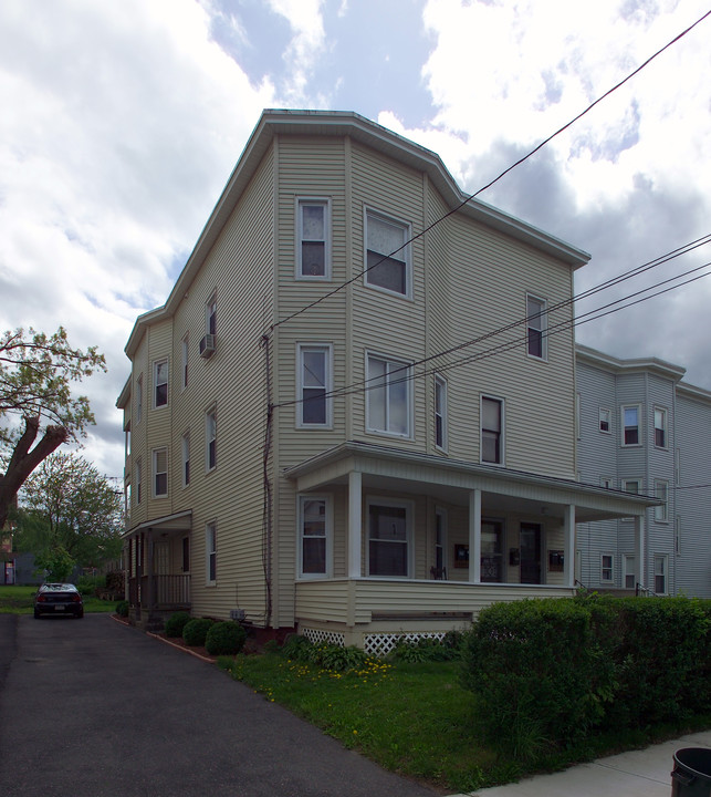 44 Ames Ave in Chicopee, MA - Foto de edificio