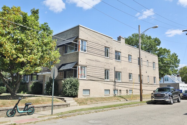 3248 Indianola Ave, Unit C in Columbus, OH - Foto de edificio - Building Photo