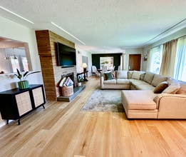 136 W Colonial Dr in Hanford, CA - Foto de edificio - Building Photo