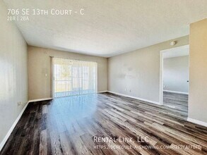 706 SE 13th Ct in Cape Coral, FL - Foto de edificio - Building Photo