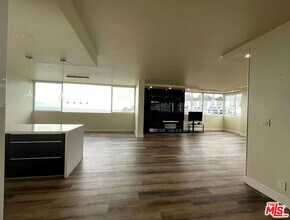 17352 Sunset Blvd in Los Angeles, CA - Building Photo - Building Photo