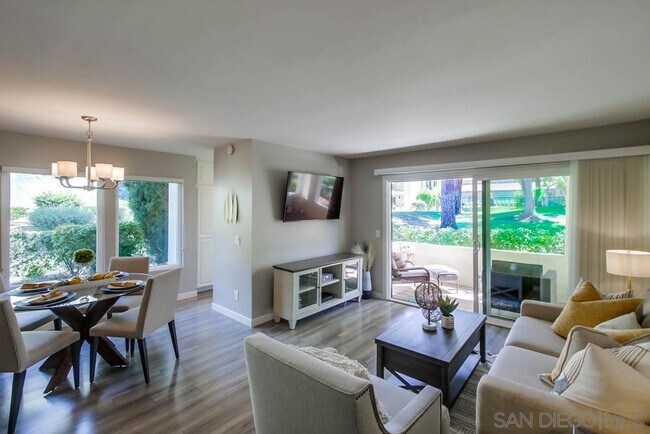 17637 Pomerado Rd in San Diego, CA - Foto de edificio - Building Photo