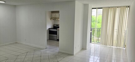 16919 N Bay Rd, Unit 421 in Sunny Isles Beach, FL - Building Photo - Building Photo