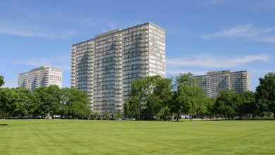 Lake Meadows Apartments in Chicago, IL - Building Photo - Building Photo