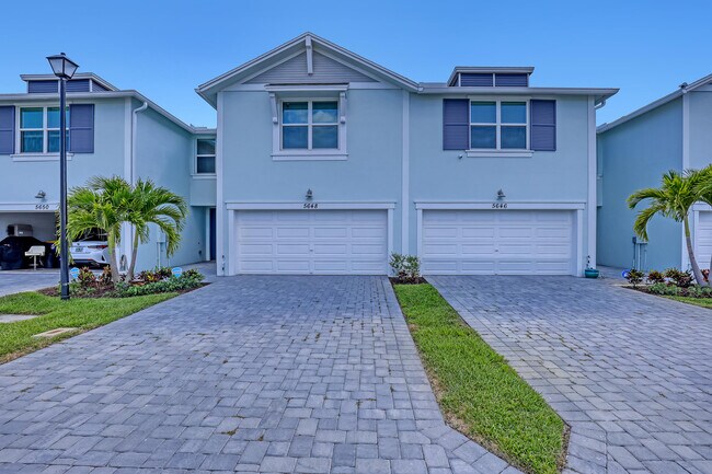 5648 SE Edgewater Cir in Stuart, FL - Building Photo - Building Photo