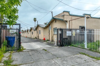 Pueblo Alegre in Oakland, CA - Foto de edificio - Building Photo