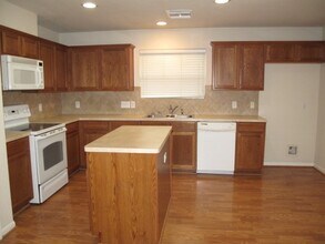 3142 Rendezvous Ct in Spring, TX - Foto de edificio - Building Photo