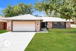 1305 Aquarius Rd in Edmond, OK - Building Photo