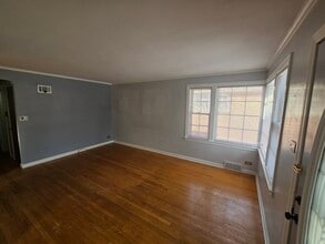 902 Jeannette St in Des Plaines, IL - Building Photo - Building Photo