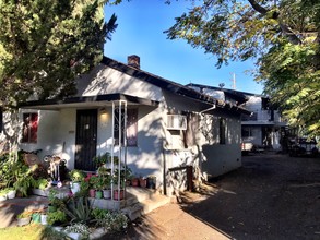 417 E Locust St in Lodi, CA - Foto de edificio - Other