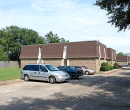 Chateau Orleans Apartments in Mobile, AL - Foto de edificio - Building Photo