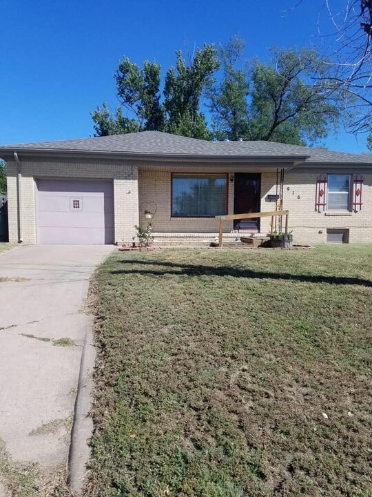 1916 Thompson Ave in Dodge City, KS - Foto de edificio