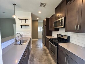 2101 Montopolis Dr in Austin, TX - Building Photo - Building Photo
